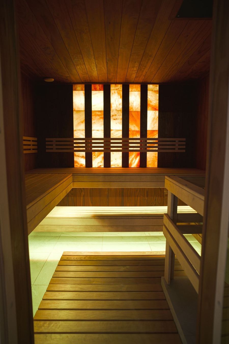 Sauna mit warmem Licht und Salzsteinwand