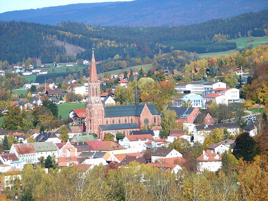 Stadtpfarrkirche Zwiesel vor dem Bayerischen Wald